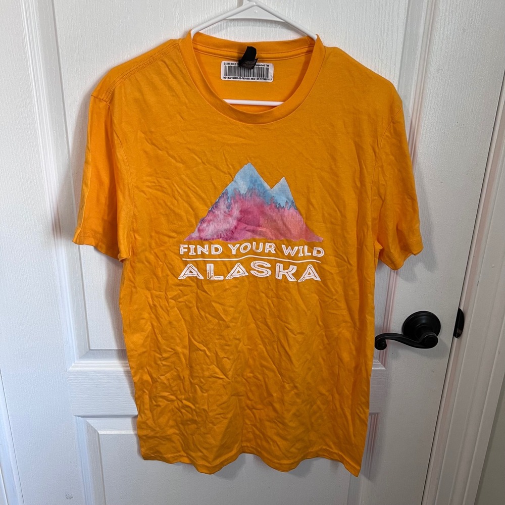 District Find Your Wild Alaska Graphic T-Shirt Mens Medium Gold Yellow Cotton
